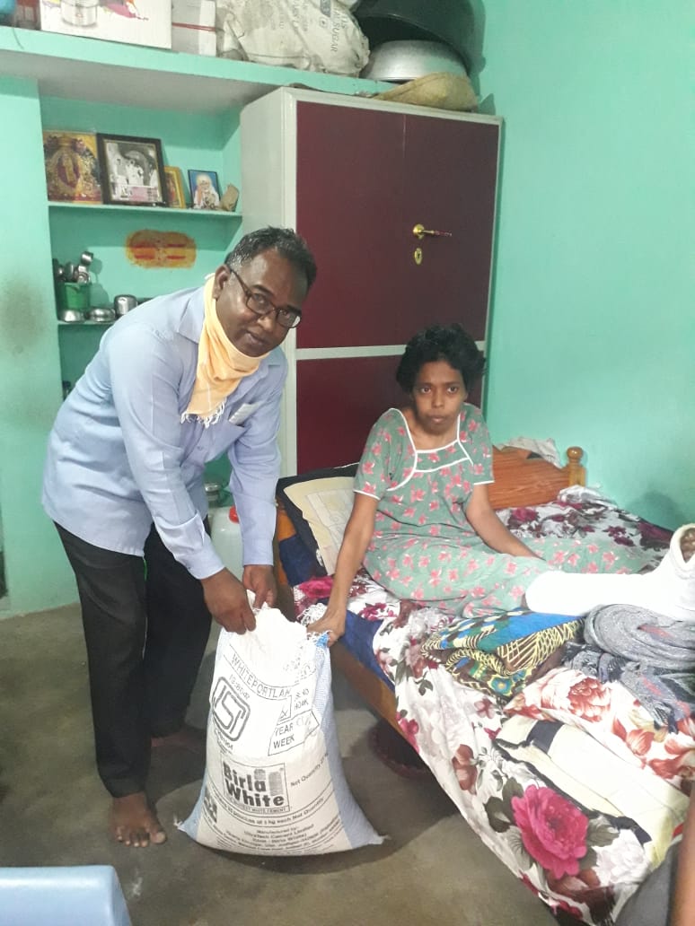 tahsildarknr's tweet photo. కాపు వాడ లోని Fp షాప్ కు రాలేని కార్డుదారుకు డీలర్ ఇంటికి వెళ్లి బియ్యం ఇవ్వడం జరిగింది https://t.co/5RwILKEEkT