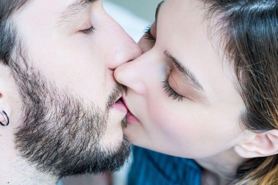 ParisMatch's tweet photo. Près d'un Français sur deux n'a pas fait l'amour pendant le confinement https://t.co/WKX3IFWwxl https://t.co/W2hR63tnJ4