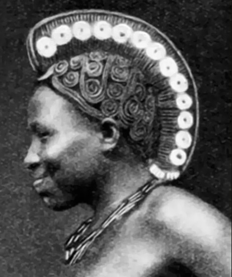            - Igbo -La coiffure à crête ojongo était populaire jusqu'au milieu du 20e siècle, c'est une caractéristique distinctive des arts Igbo représentant les femmes .