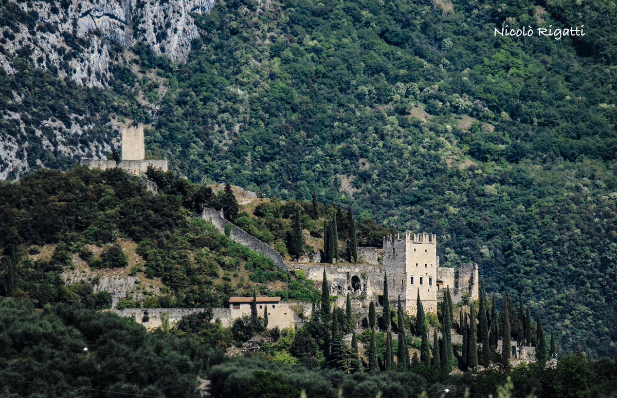 NiCkRiga89's tweet photo. E' più semplice formare bambini forti che riparare uomini rotti.

#castle #story #arcoditrento #top #views #canon #photo #photooftheday #visit #travel #liker #castellodiarco #wonderful #beautiful #best #favourite #followers #green #nature #construction https://t.co/2gKfwKcZ0y