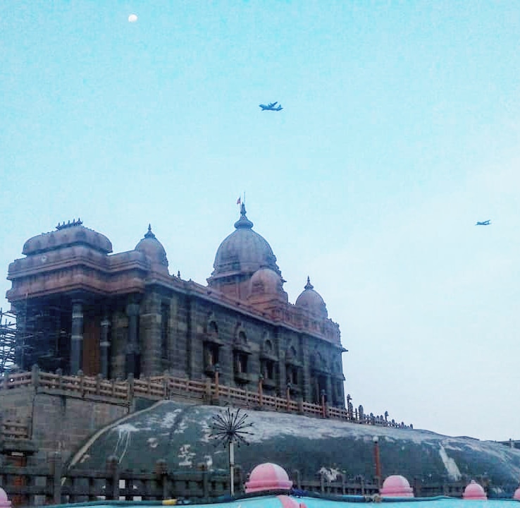 Aerial salute to #CoronaWarriors at Vivekananda Rock Memorial at Kanyakumari.

#IndiaSalutesCoronaWarriors