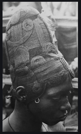 .....et de  l'huile de palme et du charbon de bois  étaient également utilisés pour le style. Isi / Ishi owu , une coiffure filetée est toujours populaire parmi les femmes mariées dans les zones rurales.