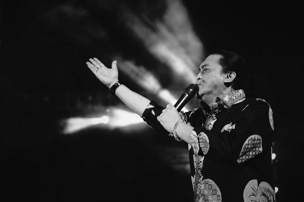 lezcabron_'s tweet photo. rest in peace Didi Kempot 💔 https://t.co/VkZDtWWhOV