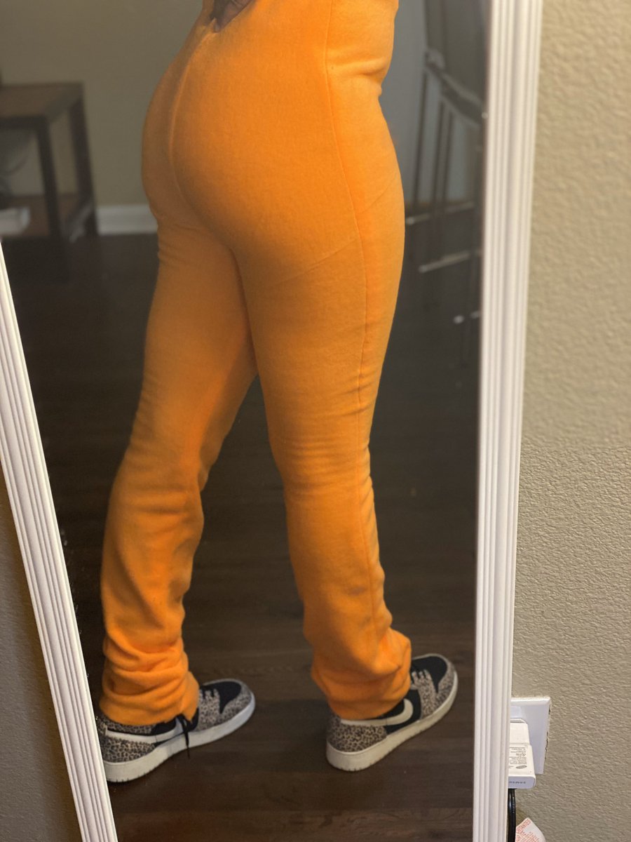 daranaeee's tweet image. Don’t limit your challenges. Challenge your limits. I’m trying to have my way with this.✨😘🤫 
High Waisted Sweats/Tights (STACKED)🤩 
#ItsOnlyUpFromHere #LetsGooooNae #FirstPair