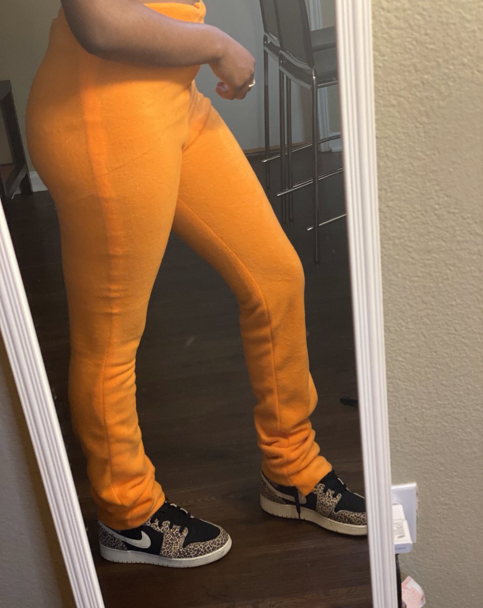 daranaeee's tweet image. Don’t limit your challenges. Challenge your limits. I’m trying to have my way with this.✨😘🤫 
High Waisted Sweats/Tights (STACKED)🤩 
#ItsOnlyUpFromHere #LetsGooooNae #FirstPair