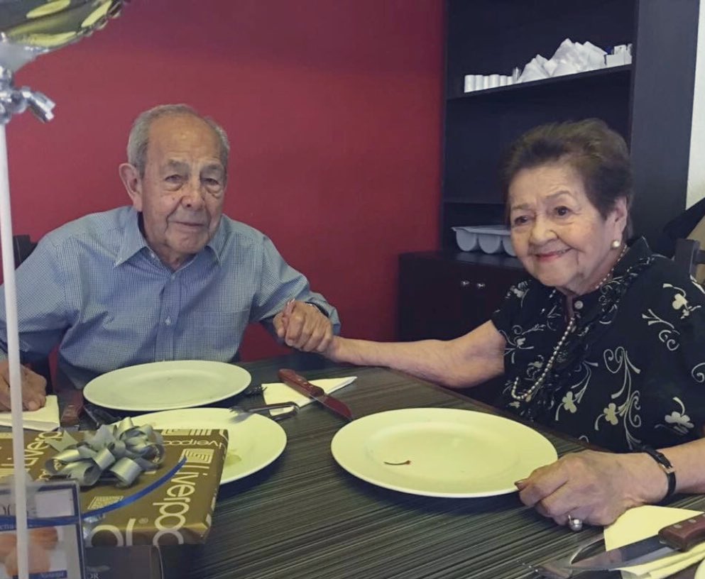 pamemorenof's tweet photo. Mis angelitos 😇 Ahora, siempre conmigo en mi corazón 👵🏻👴🏻♥️ https://t.co/IXcAVUDMAk