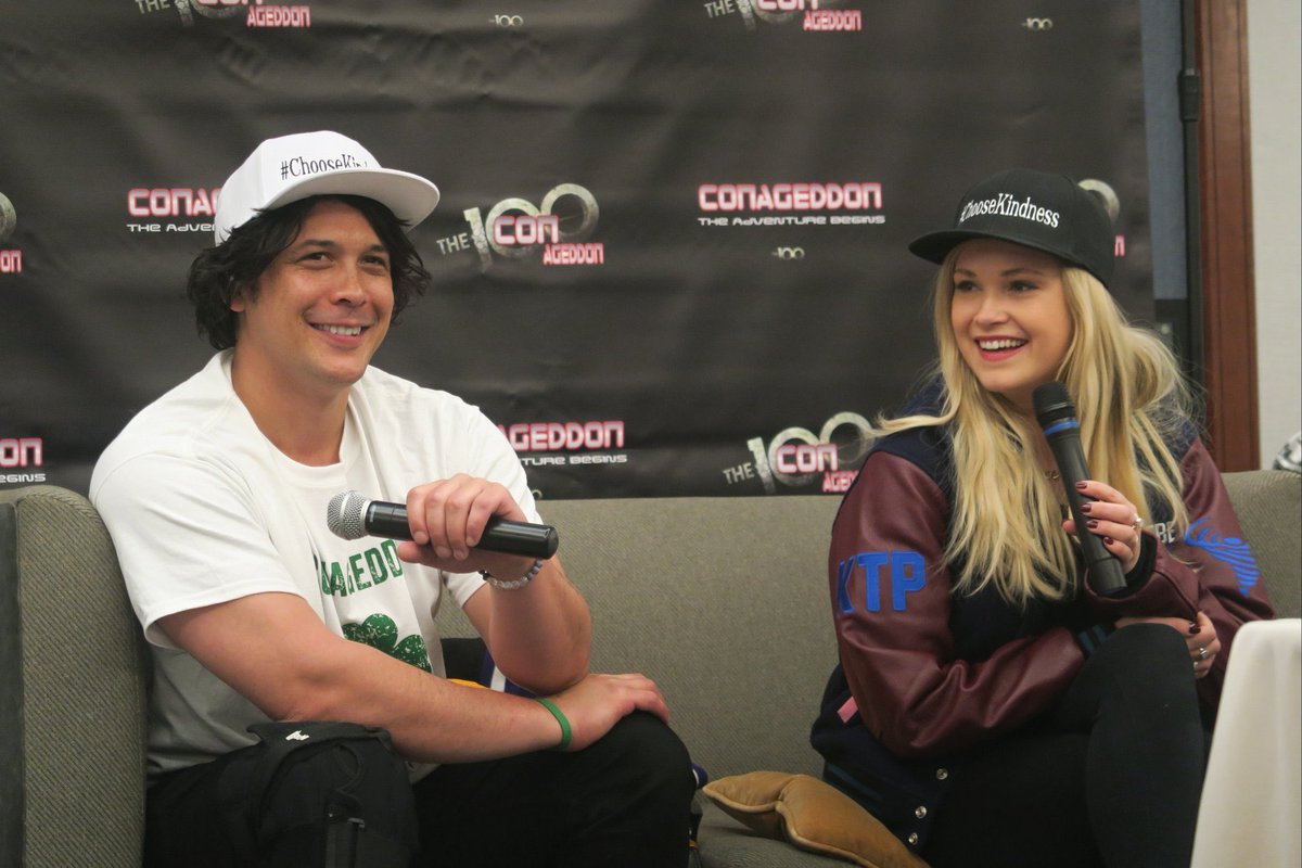 eIizajaneaccess's tweet photo. PHOTO | New/old photos of Eliza with Bob during their panel at #Conageddon2! (Via @imwithbellamy) #ElizaTaylor #Beliza #The100 https://t.co/VrjzgJbWTO