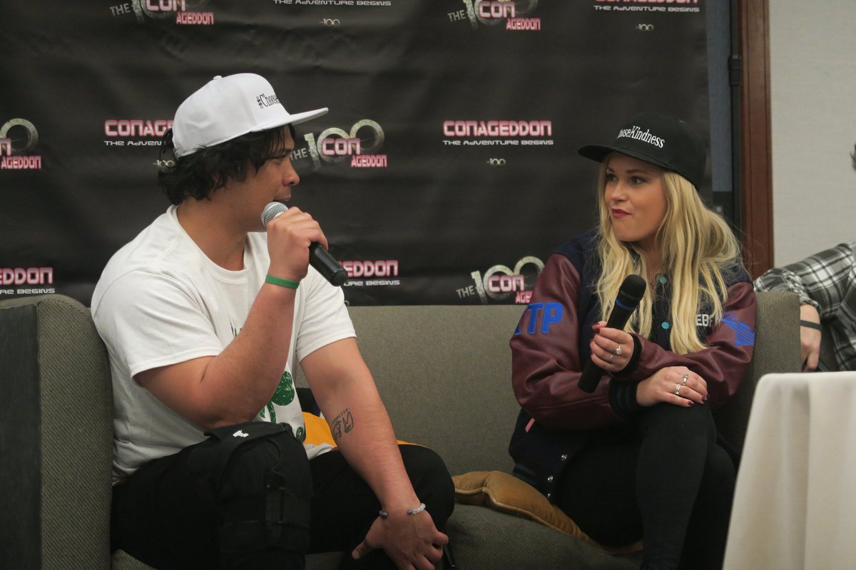eIizajaneaccess's tweet photo. PHOTO | New/old photos of Eliza with Bob during their panel at #Conageddon2! (Via @imwithbellamy) #ElizaTaylor #Beliza #The100 https://t.co/VrjzgJbWTO