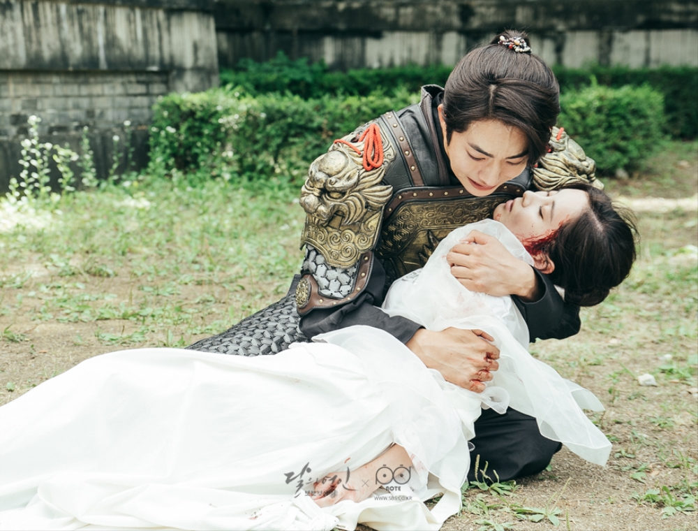 ggpocker's tweet photo. "how much do you want to hurt the viewers?"

writer(s): yes

Scarlet Heart https://t.co/hL6RLPuiF0