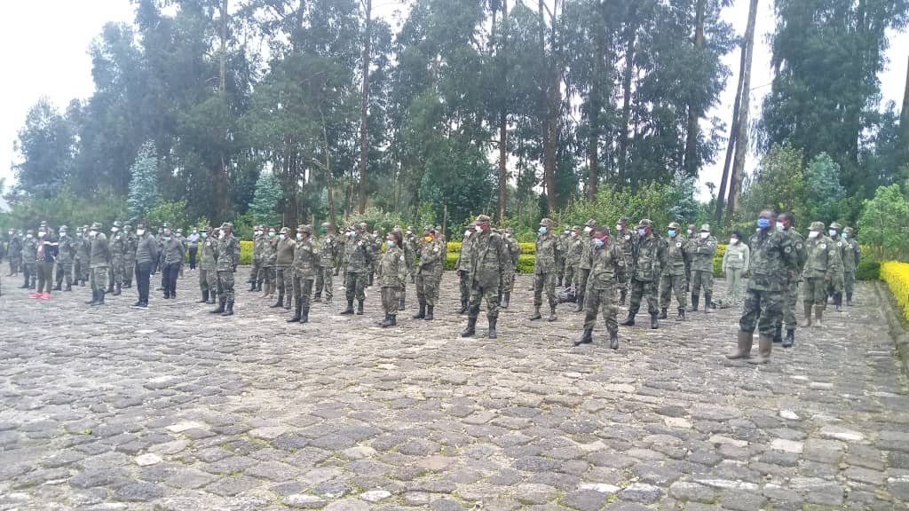 RwandaPark's tweet photo. Kuri uyu wa mbere ,Abakozi ba Pariki y'ibirunga baraganirizwa kungamba zo gukomeza gukumira/Kurwanya @COVID19, mu gihe bitegura kujya gusimbura (Rotation) abamaze igihe bakora mu gukurikirana ubuzima bw'Ingagi.@GorillaDoctors @visitrwanda_now @RDBrwanda @gatjmv @RwandaNorth https://t.co/5ZMi7RaQTU