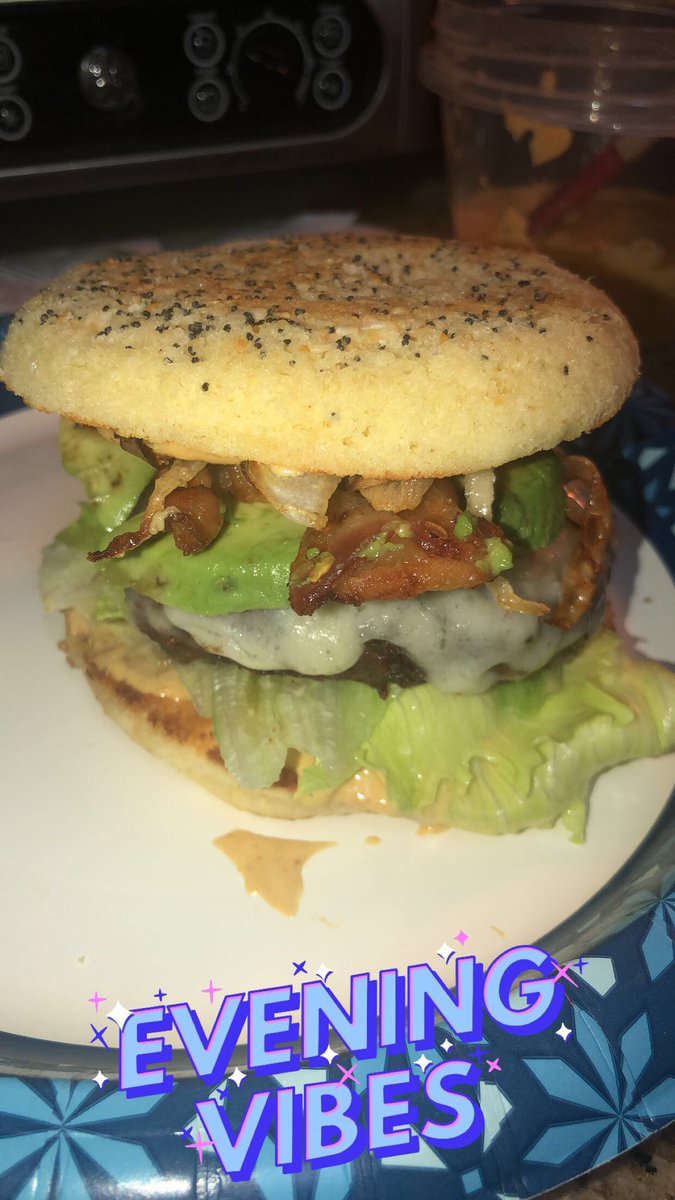 mel0976's tweet image. Burger Night! #Keto #90secondbread #BigMouthBurgers #Grilling #Yum