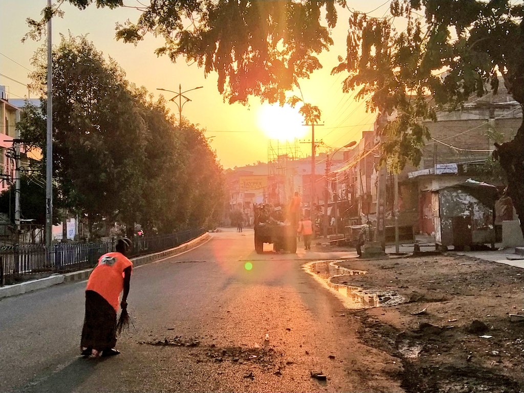 MC_GWMC's tweet photo. They rise, before the sun rises. Our Sanitation Saviours🙏
#EarlyMorningScenes
#CoronaWarriors
#sanitation https://t.co/Ep7LLp84Uz
