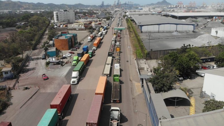 Com_Portuaria's tweet photo. Urge plan estratégico para resolver conflictos viales del #PuertoDeManzanillo : @UTCM_ . Aún cuando pudiera ampliarse la carretera Jalipa-Puerto, el puente sigue siendo un embotellamiento. 
https://t.co/SxWvmhuD5C
@SCT_mx #Puertos #obras https://t.co/MBPVYB1E3t
