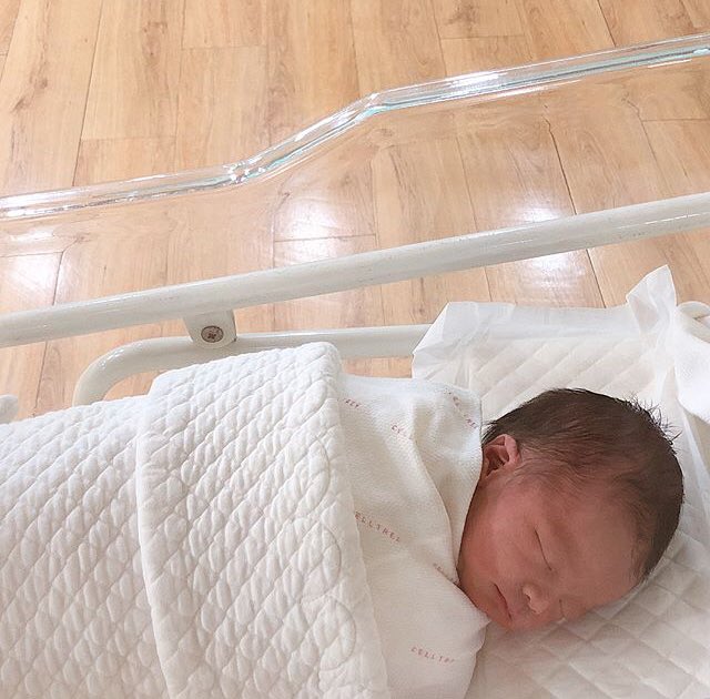 —— Diciembre 2018. La pareja pasó gran parte de noviembre lidiando con las consecuencias del juego, mientras toda la Villa volvía a la calma después de todos los sucesos paranormales ocurridos. Y al mes siguiente nació su segundo hijo.