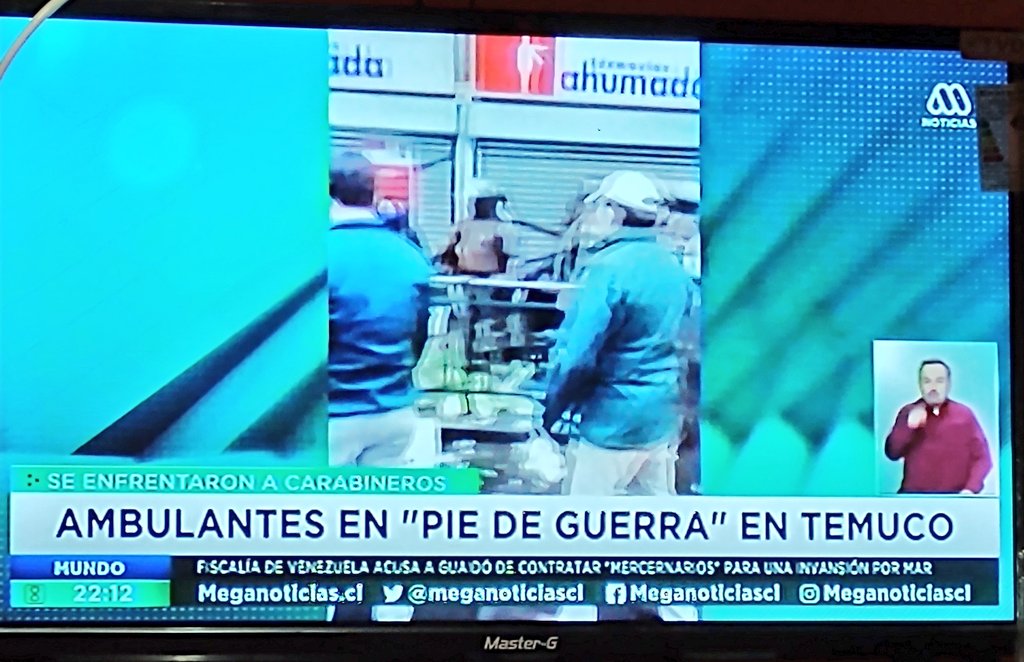 yocirojo's tweet photo. Enserio?Ambulantes en pie de guerra?
Que onda @meganoticiascl
#MeganoticiasPrime No pueden trabajar los ambulantes pero pueden abrir los mall?
claramente se ve como los señores carabineros le quitan las cosas,que ganan con quitar una canasta de mimbre?La cosa es hacer daño
😑😤 https://t.co/bXO6UIGFDg