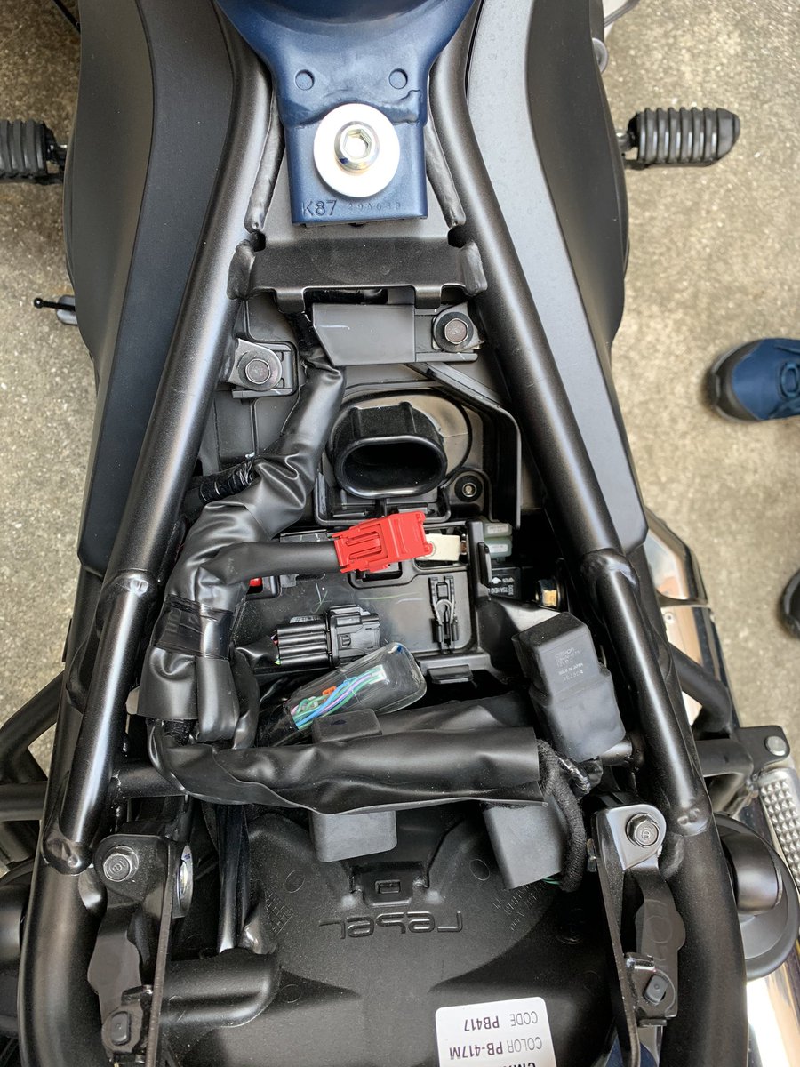 にちょり ヒューズボックスから電源取るのしんどいから ブレーキからとるかぁ