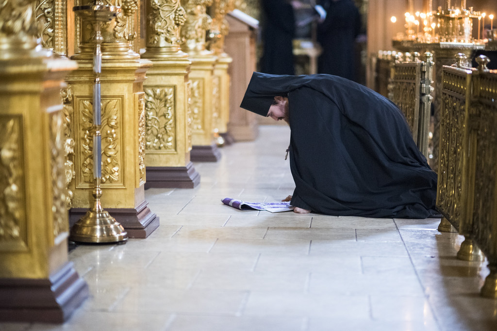 нетленные мощи православных святых. моление в храме у иконы богоматери. церковные поклоны. кому поклоняется православие. поклонение христиан в церкви.