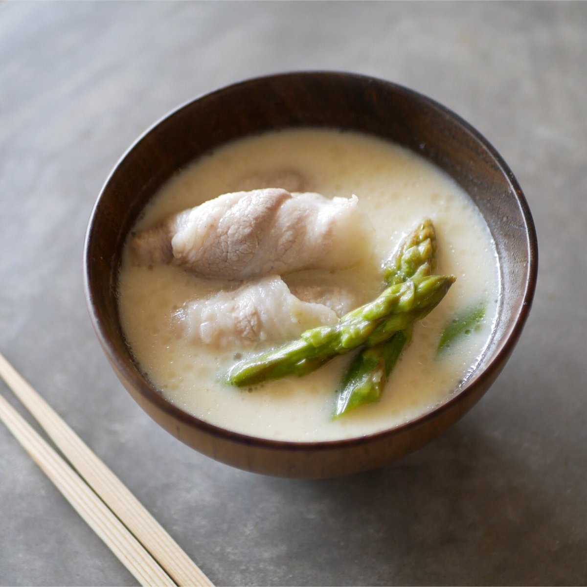 有賀 薫 アスパラとくるくる豚のミルク豚汁 巻いた豚バラ肉とアスパラを煮て白味噌 で仕立て 牛乳を加えます コクのある やさしい味わいの豚汁に ミルク入りなのでコクがつき パンにも合います 白味噌でなく普通の味噌でもおいしいです スープ365 有賀 薫 アスパラとくるくる豚のミルク豚汁 巻いた豚バラ肉とアスパラを煮て白味噌 で仕立て 牛乳を加えます コクのある やさしい味わいの豚汁に ミルク入りなのでコクがつき パンにも合います 白味噌でなく普通の味噌でもおいしいです スープ365