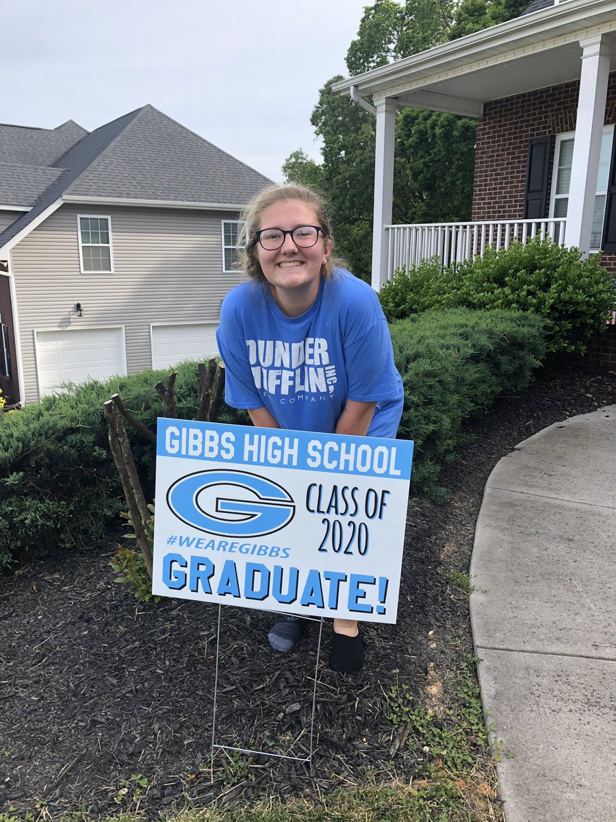 JenWms3's tweet photo. Such an honor to be able to deliver a small token of love to our Gibbs Seniors! It was so good to see student faces!#PrideintheG @Gibbsprincipal @GHSBlaylock @GibbsEagles https://t.co/Xc8dnoIBxt