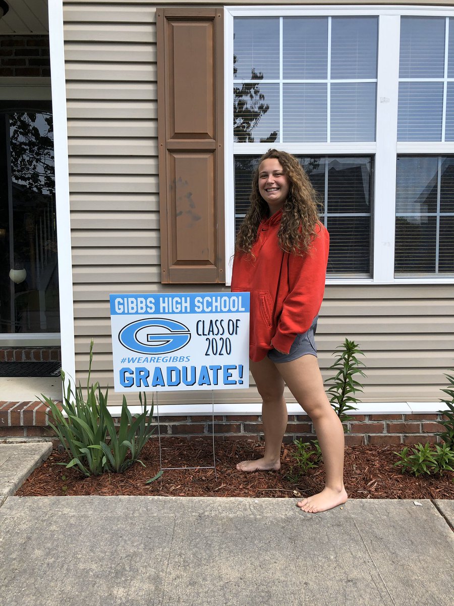 JenWms3's tweet photo. Such an honor to be able to deliver a small token of love to our Gibbs Seniors! It was so good to see student faces!#PrideintheG @Gibbsprincipal @GHSBlaylock @GibbsEagles https://t.co/Xc8dnoIBxt