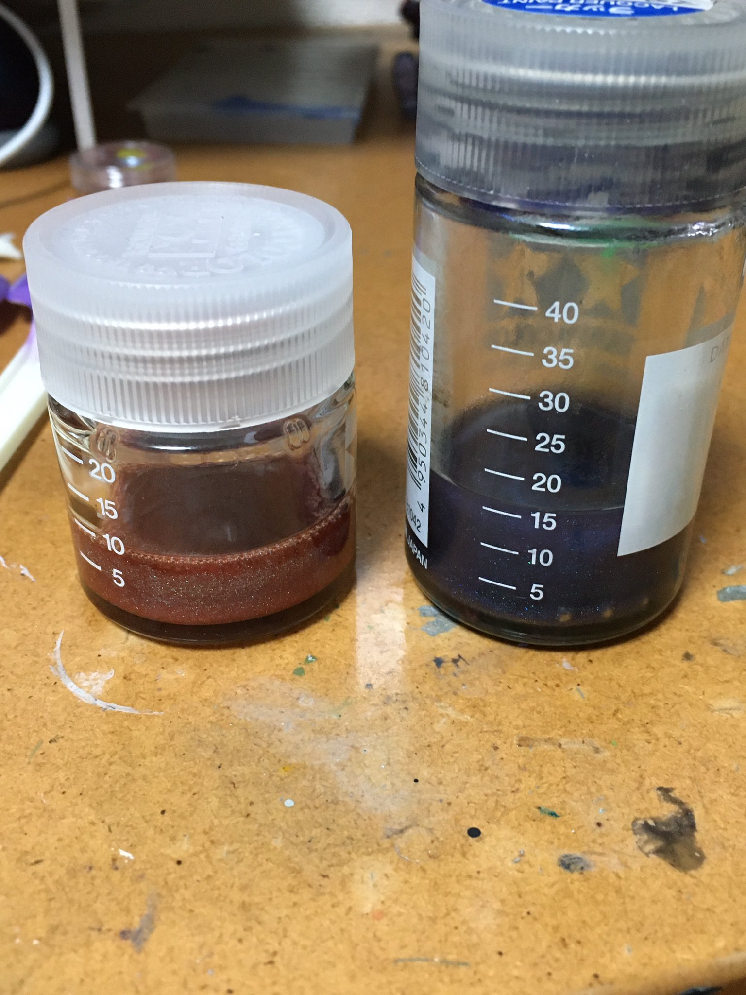 狂鮟鱇 Rgエヴァの塗装でセリアのミラーパウダーとマジョーラを比較検討する 左側がミラーパウダーをガイアexクリアで溶いたもの 右側はマジョーラアンドロメダ2 この時点で色が全然違う テストピースはガイアのエヴァカラーに純色バイオレットを混色