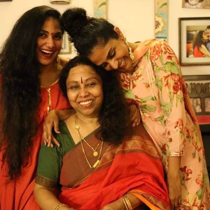 Film77square On Twitter Poornimaindrajith With Her Mother And Sister