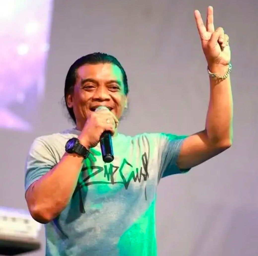 jokojawi's tweet photo. Kempot, wingi aku krungu awakmu nulis lagu "ojo mudik". Lha kok isuk iki aku malah entuk kabar seko yamdi kriwil awakmu "mudik" ndisik lur 😭😭
#SobatAmbyarBerduka 
#ripdidikempot https://t.co/s5UlQtVorI