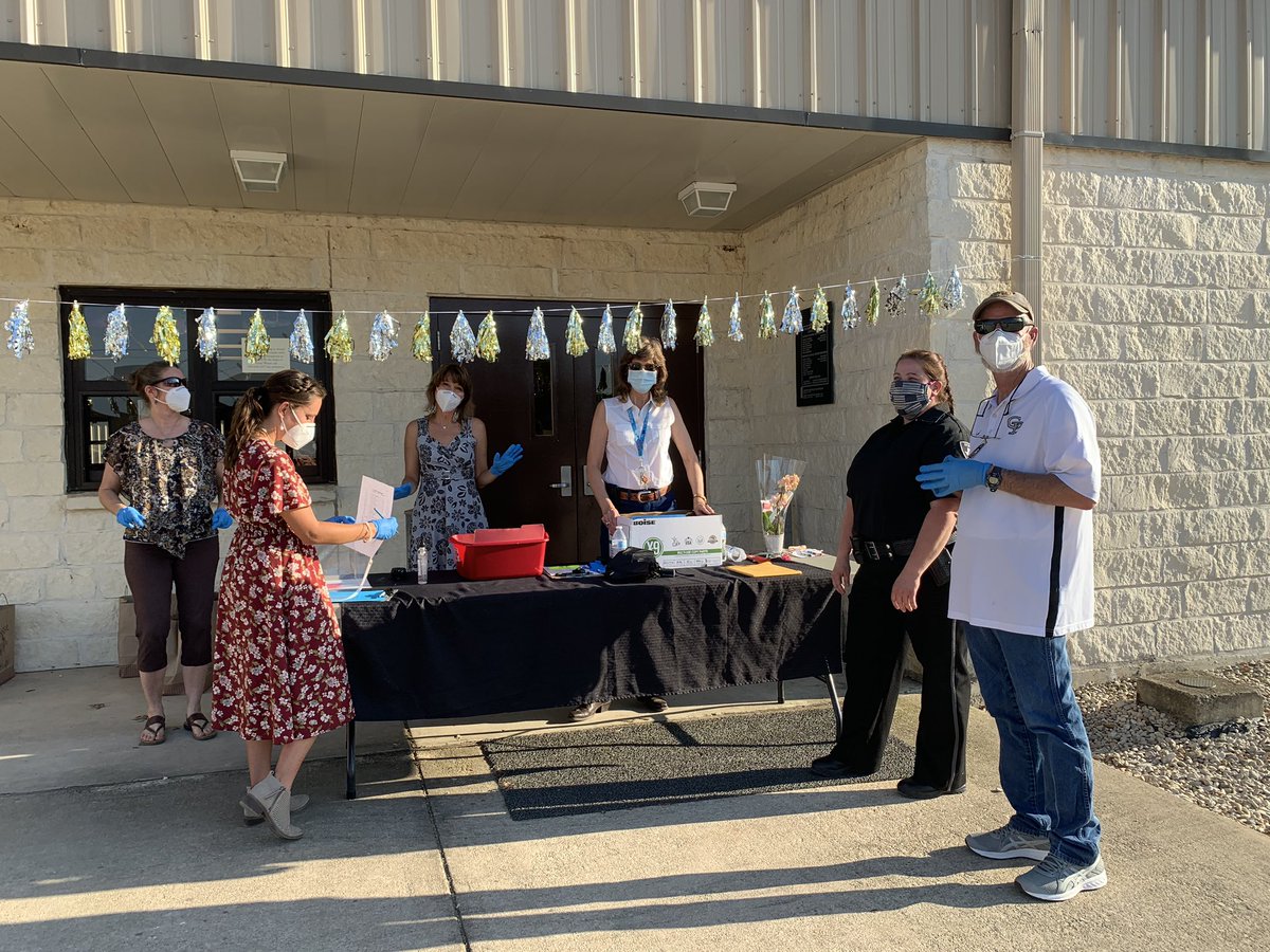 cptx_pirates's tweet photo. We had a great night honoring our students this evening. 1st and 3rd grade drive-up awards are in the books! #WeLeadTX #covidawards #awesomeeducators #weloveourstudents https://t.co/zHTF1Pafej