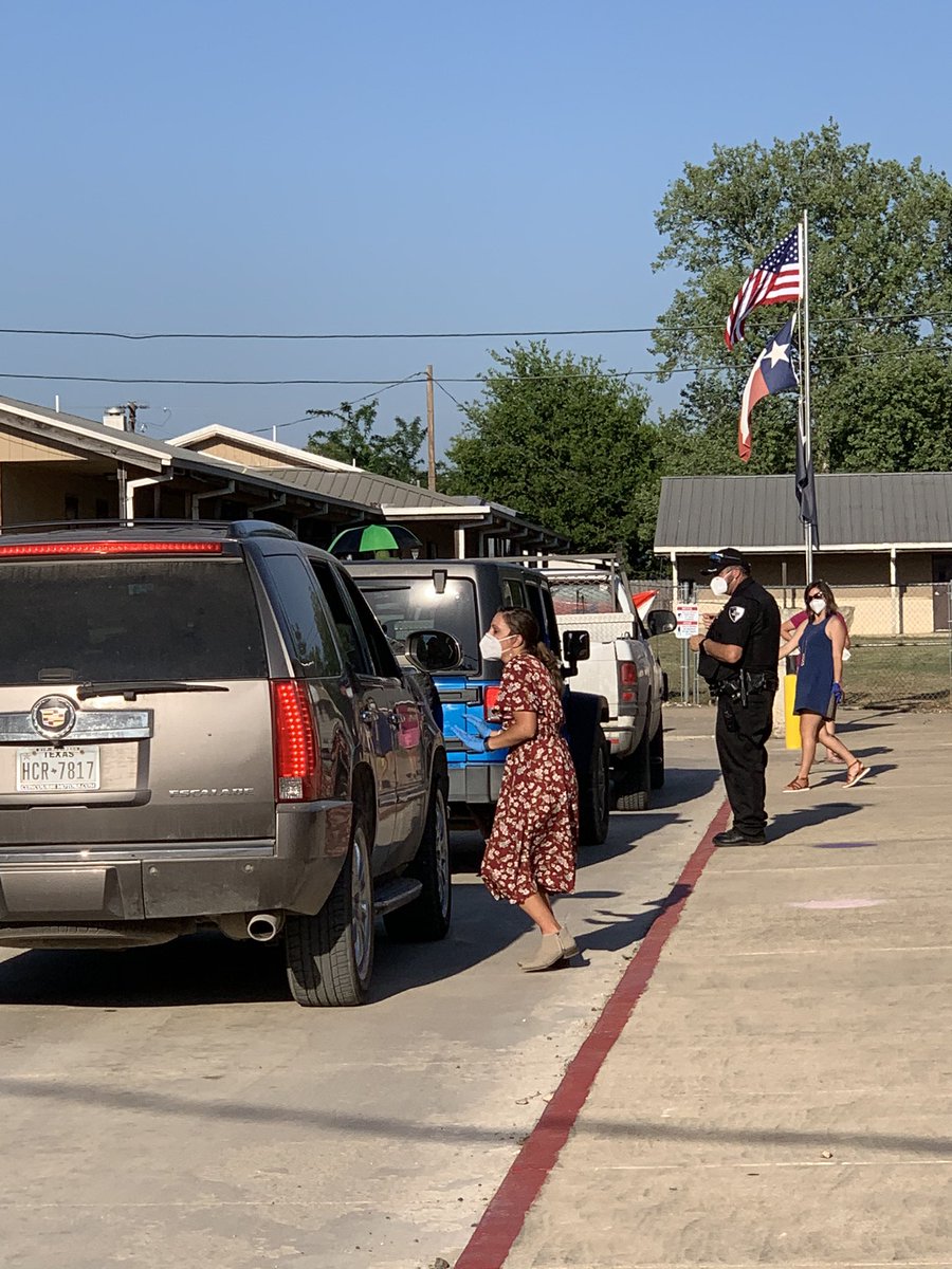 cptx_pirates's tweet photo. We had a great night honoring our students this evening. 1st and 3rd grade drive-up awards are in the books! #WeLeadTX #covidawards #awesomeeducators #weloveourstudents https://t.co/zHTF1Pafej