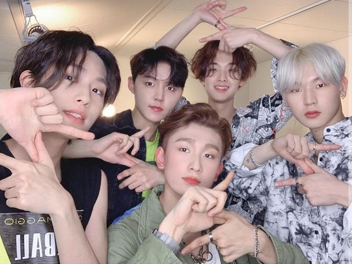 Chanwooosung's tweet photo. I'M SO HYPED UP, 10 MORE MINUTES https://t.co/dSIP4Oolgi