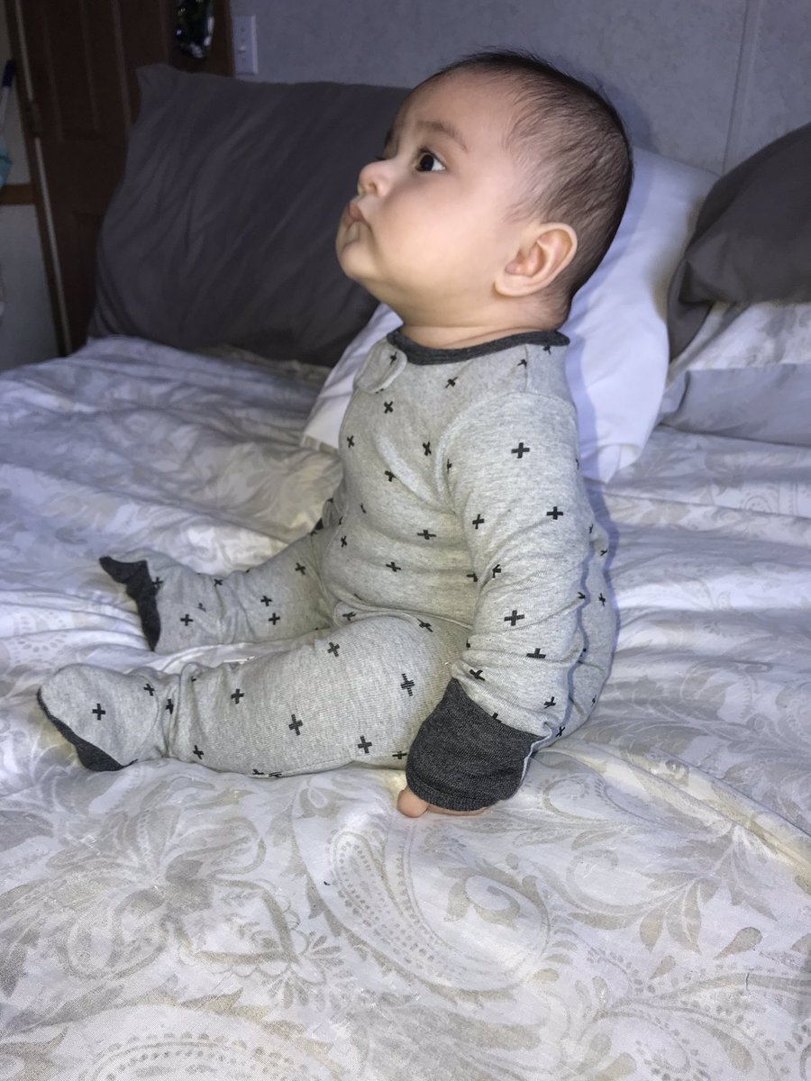 SelenaRosas's tweet image. Why is a lil human sitting the cutest thing evurrrrr #thatform