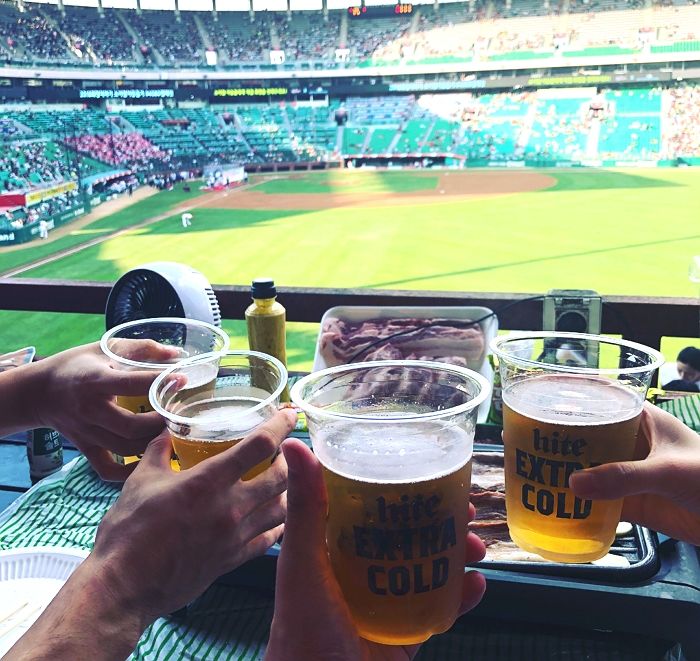 cheddarpaw's tweet photo. @JeffPassan We have #beer boy and #bbqzone at the Stadium ๐ #KBOLeague #SouthKorea ๐ฐ๐ท โพ ๐บ https://t.co/MXm9Dlcuyw