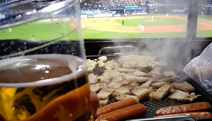cheddarpaw's tweet photo. @JeffPassan We have #beer boy and #bbqzone at the Stadium ๐ #KBOLeague #SouthKorea ๐ฐ๐ท โพ ๐บ https://t.co/MXm9Dlcuyw