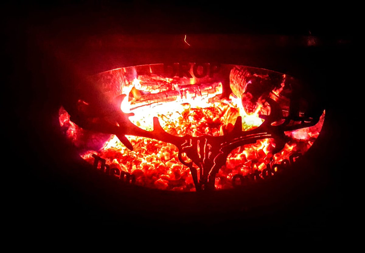 ThemMain's tweet photo. nice evening for a fire https://t.co/BNHS0wL1EX