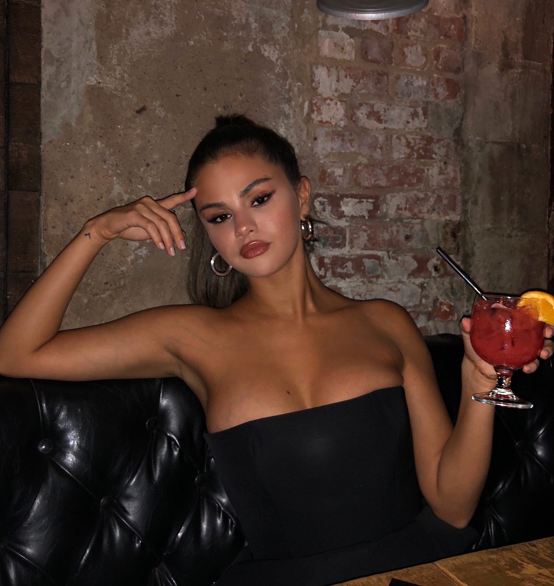 ThatGirlStinks's tweet photo. Can't sleep so here are some #SelenaGomez pics!
.
.
.
.
.
#armpitlover #armpit #sweat #celeb #fetish #kinky #armpitsweat #celebarmpit #hot #babe #smell #stink #femdom https://t.co/znpJI4uVJL