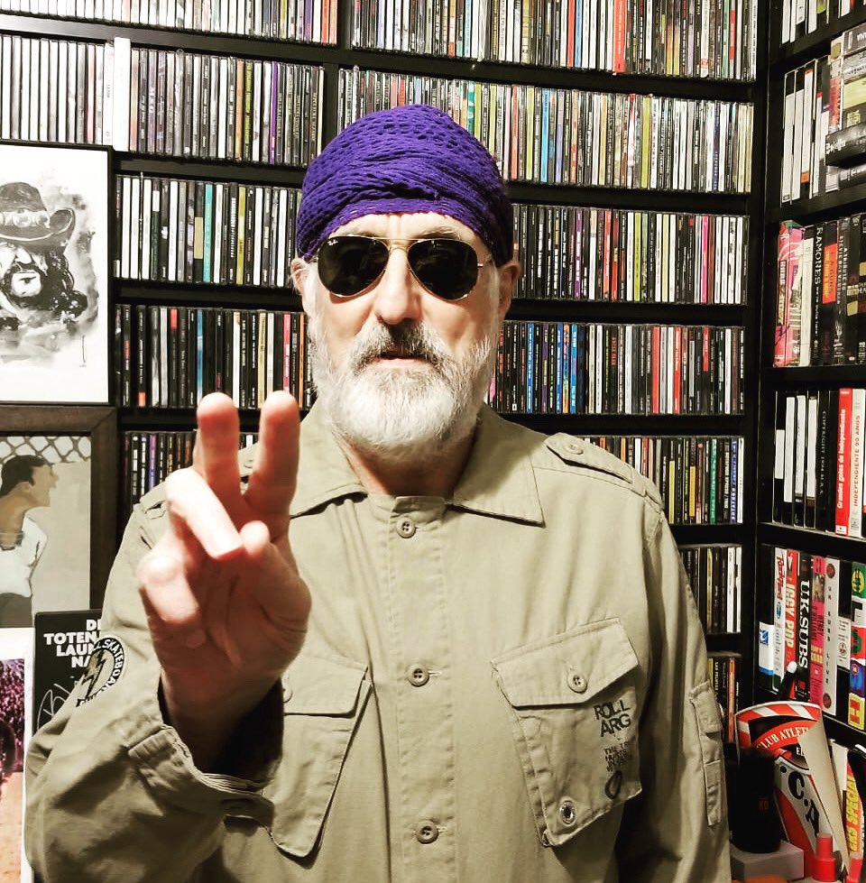 Sales de la cueva y vuelves al paso desbocado del tiempo. Vuelves a los nombres. Dentro de la cueva sólo hay presente y nada tiene nombre - John Berger 

#RadioRuido <a href="/FutbolRuso/">Ruso Verea</a> 
⏰ 00 a 01hs 
radiocantilo.com

#unitealaresistencia #rc2020