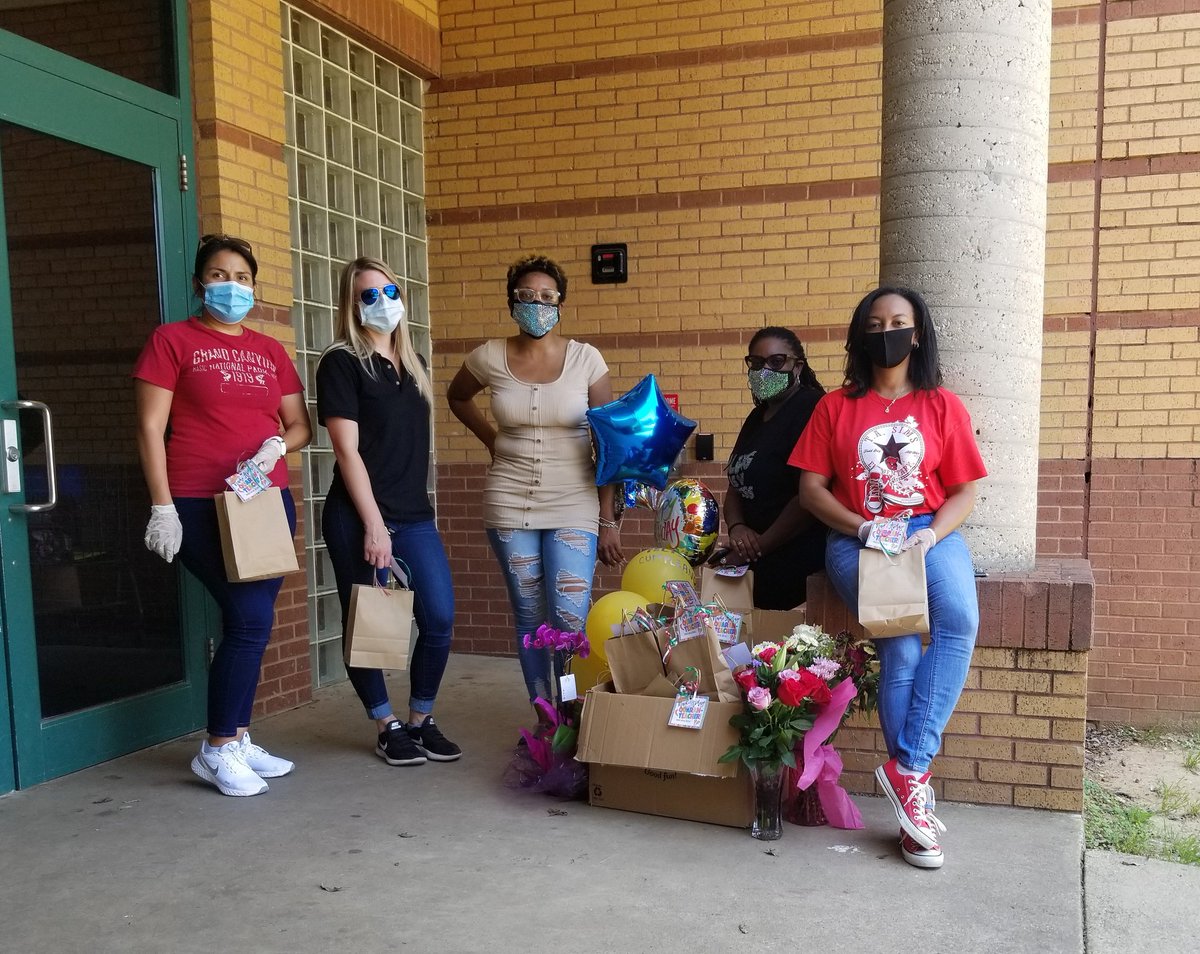 Today we celebrated our amazing teachers with some goodies for Teacher Appreciation! Thank you for always going above and beyond for our students! 💗 @TASIMS208 <a href="/SonjaStarrm/">Sonja Starr-Malone</a> <a href="/penaraul/">Raúl Peña</a> <a href="/KentPScribner/">Kent P. Scribner</a>