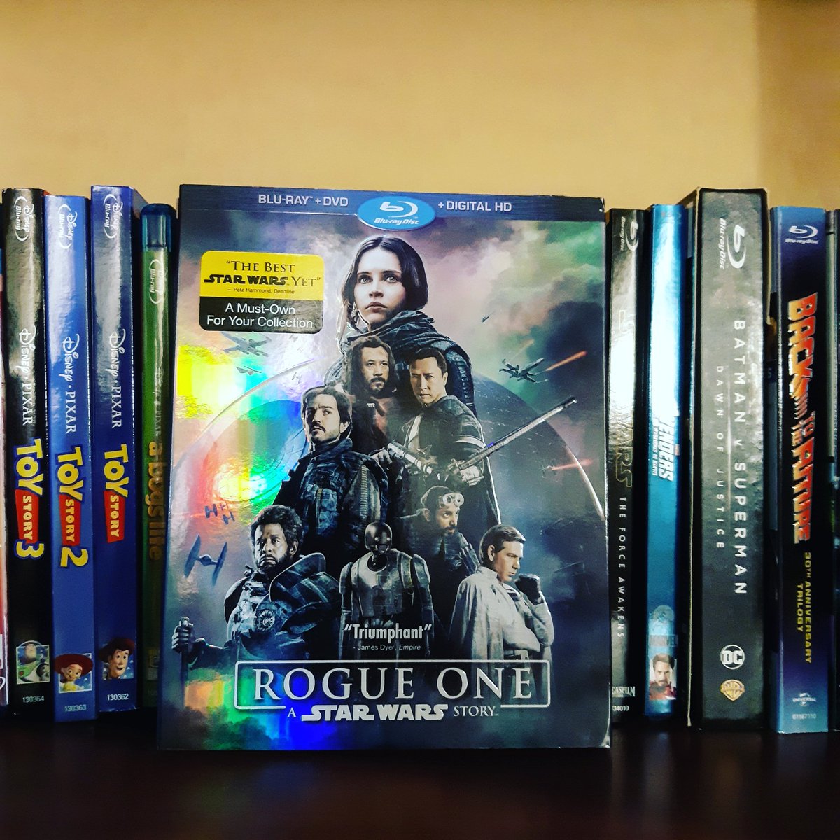 Rogue One rescata todo lo que amamos de Star Wars y lo comprime en una historia que emociona y promueve valores como la lealtad, la amistad y la esperanza.
Bart Simpson tenía razón: "todas las guerras son malas, excepto La Guerra de Las Galaxias".
#starwars #maytheforcebewithyo
