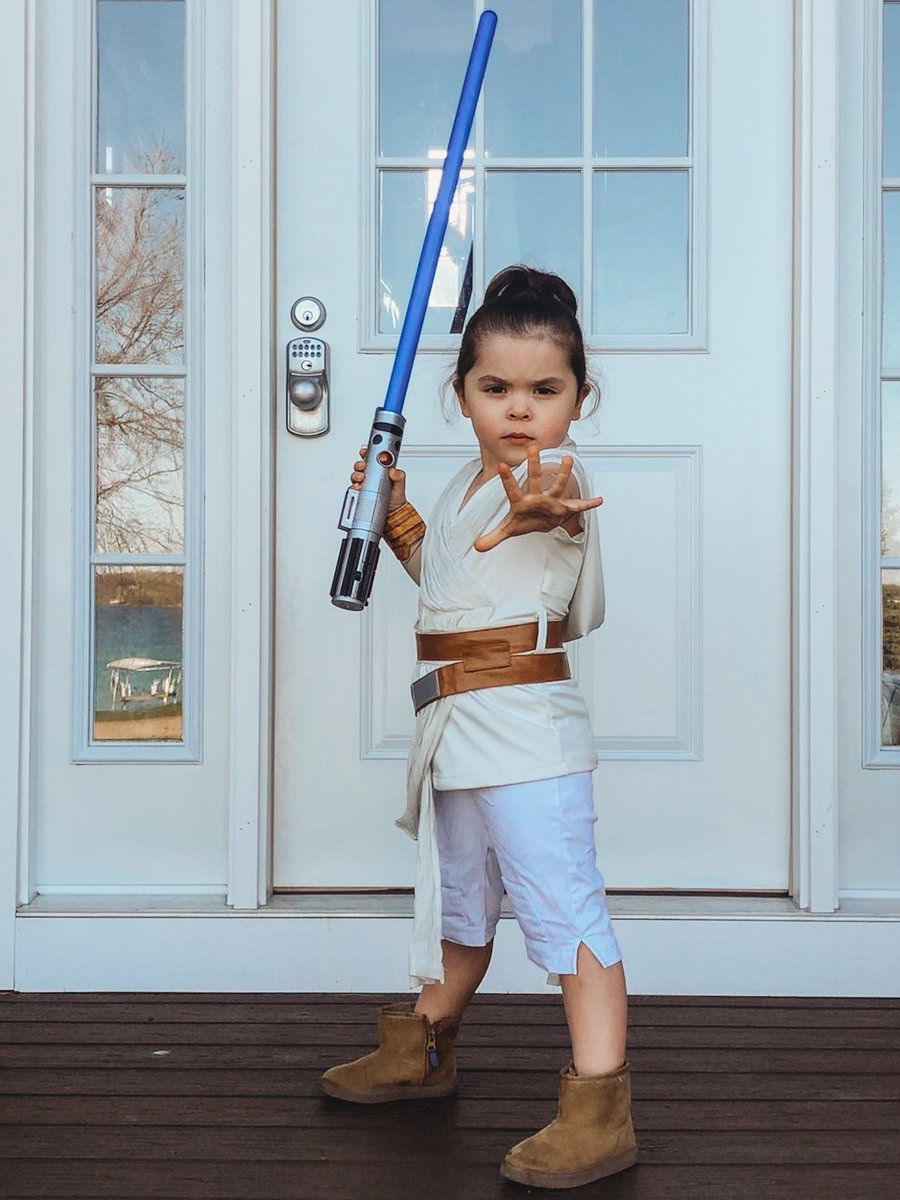 ZeeOco's tweet photo. Happy Star Wars Day! #StarWarsDay #MayThe4thBeWithYou @starwars https://t.co/rjRRuiu6Ry