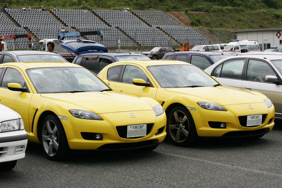 KKPCOM's tweet photo. RX-8
黄色いのが二台並ぶ奇跡
#mazda #rx8 #20万キロ #ライトニングイエロー #ロータリーエンジン #マツダ100周年 #200000kmclub #200000km https://t.co/aErc5BS8ee