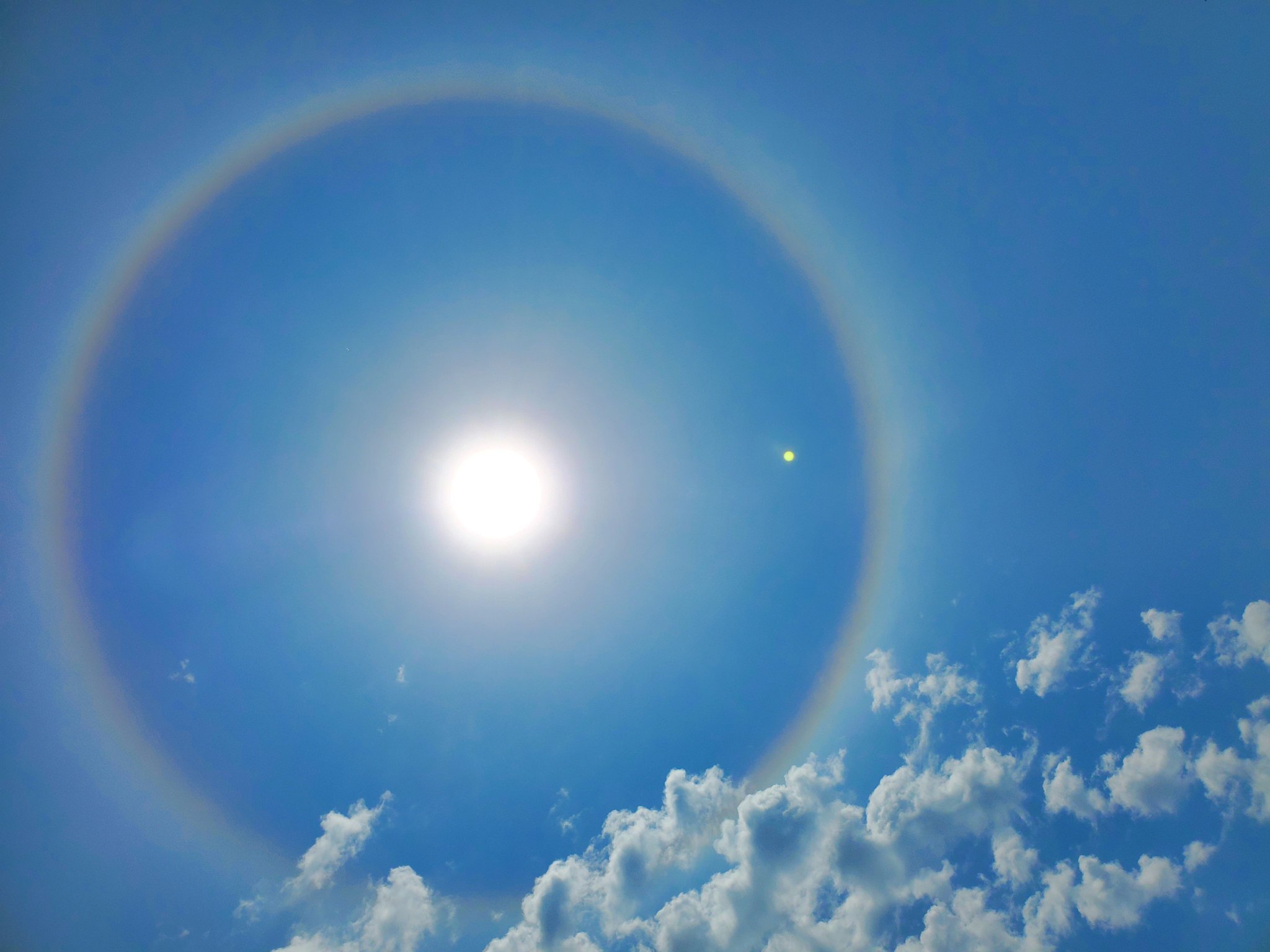 太陽の周りに ハロ が出現中 Twitter