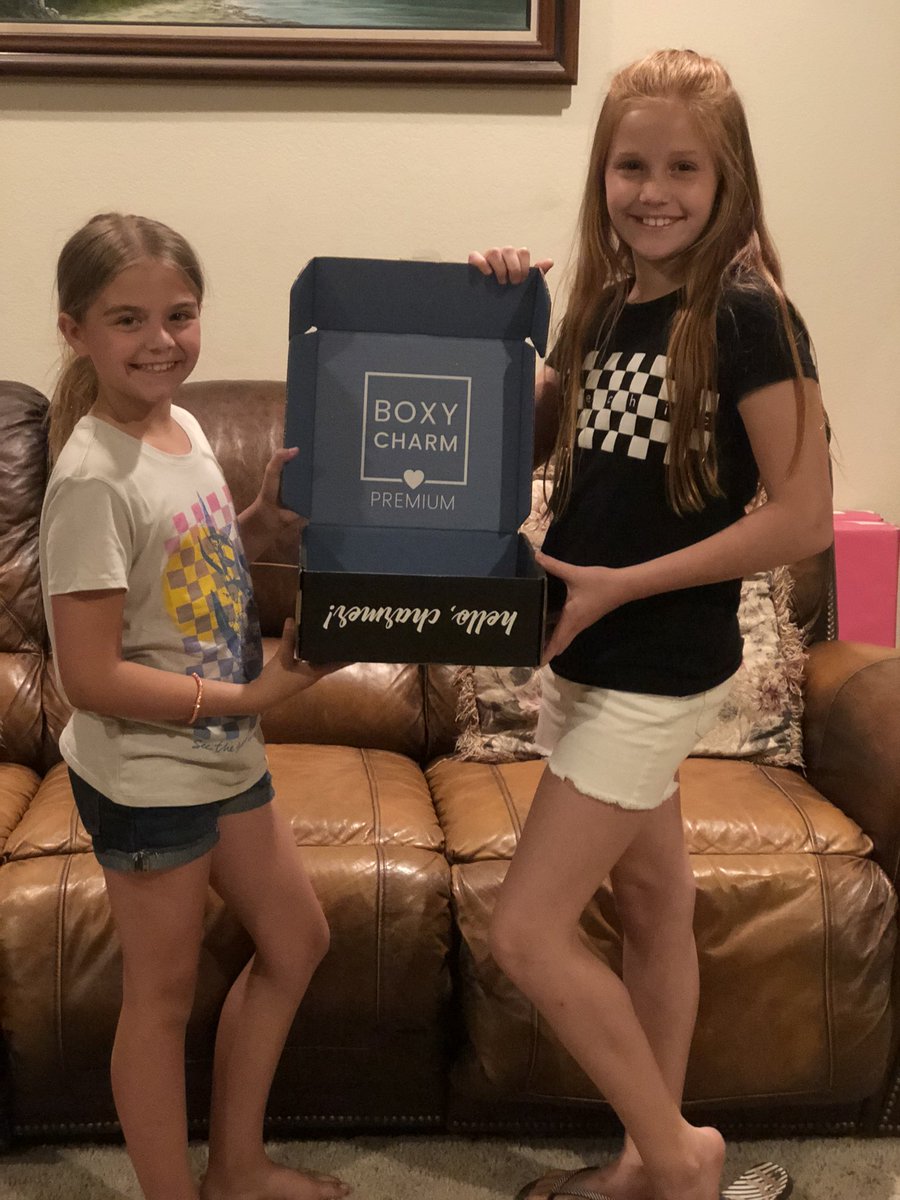 kimgarcia1976's tweet photo. Randi and Abby doing upside down Boxy flip it challenge! #BoxyCharm #BoxyFlipsit https://t.co/x4dsMuLpD1