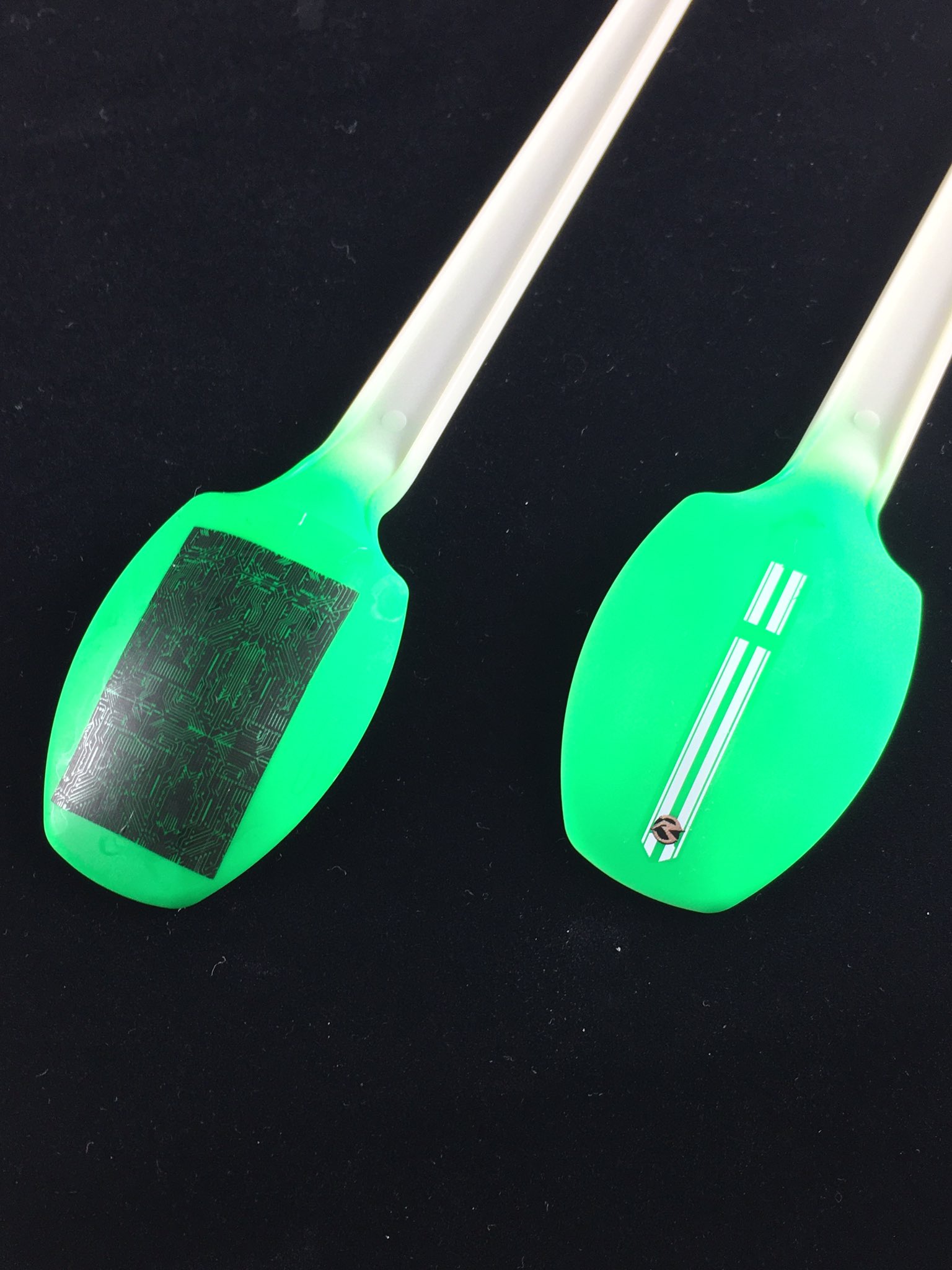 狂鮟鱇 お次は蛍光グリーンの染み上がりテスト 蛍光塗料 はクリアコートする塗膜か割れたり染料がクリア層に染み上がってきたりします 今回はデカールも貼るので事前にテストします 蓄光塗料であるエヴァカラーのネオングリーンを吹いています デカールは