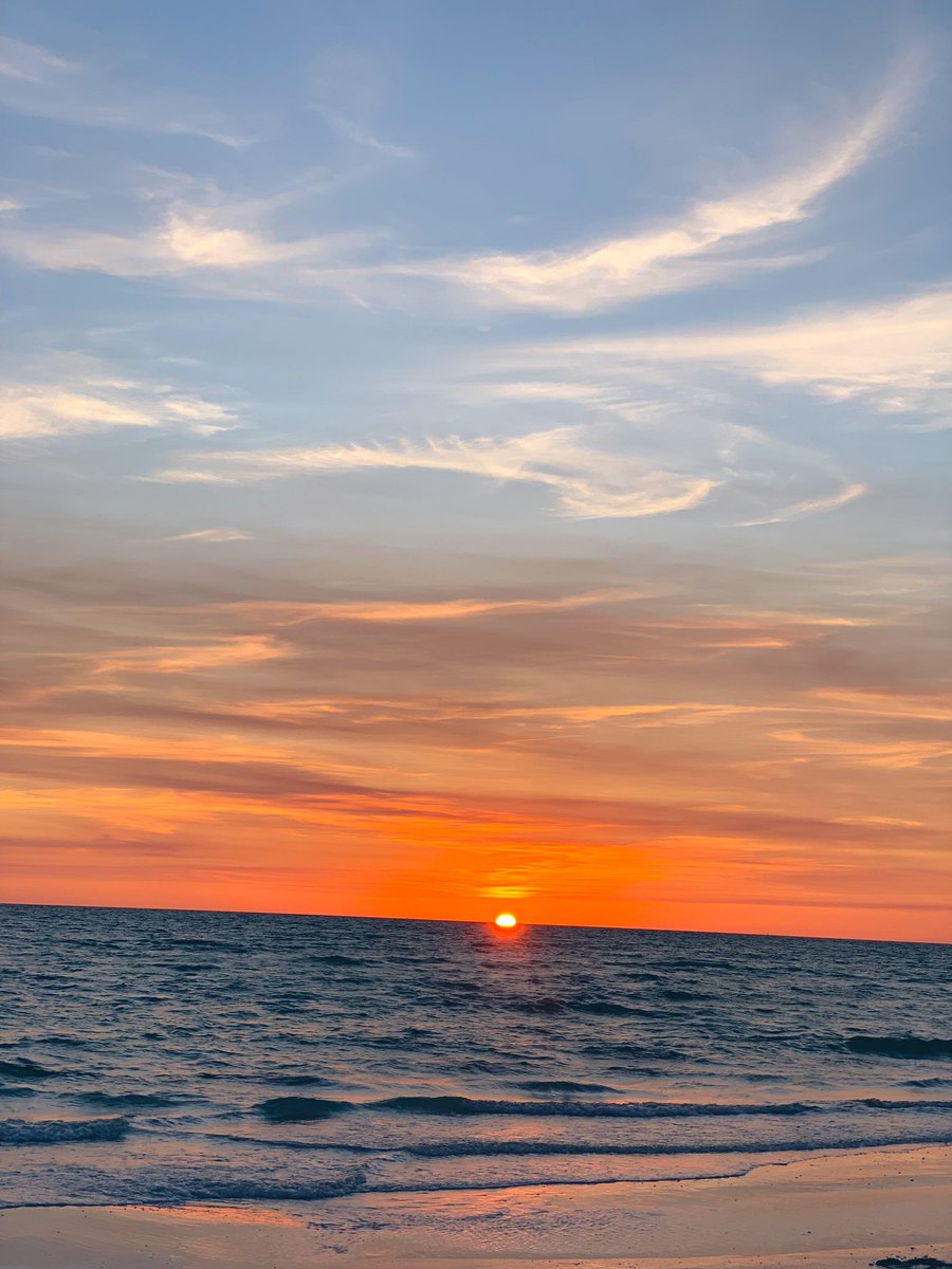 CamryBrooke's tweet photo. Screw fancy dinner dates at an expensive restaurant. Take me to Siesta Key Beach and let’s eat pizza while we watch the sunset⛅️ https://t.co/ulpBvTbcBw