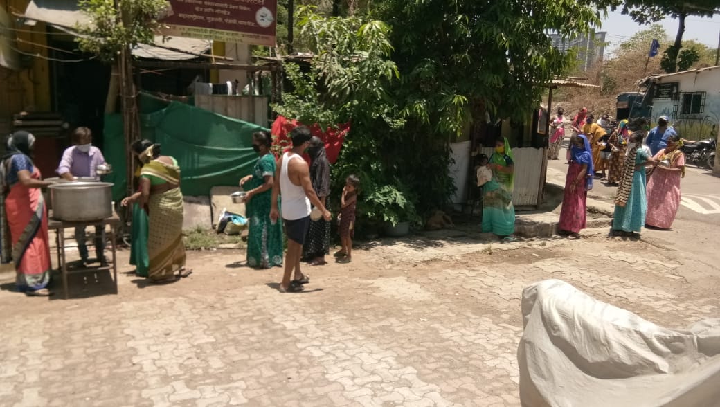 sssso_mah_goa's tweet photo. 4.5.2020, #ThaneSamithi, served #lunch, Mugh Masoor dal & Plain Rice-750 person #Kokanepada, #Jankdevinagar #SurenderCompound, & #dinner, Dal Rice-190 person @ #sainathnagar with help of local authorities.
#tea 60 cups & 70 #waterbottles to Policemen on duty
#SSSSOIndia #SSSYM https://t.co/pJ4g052WGK