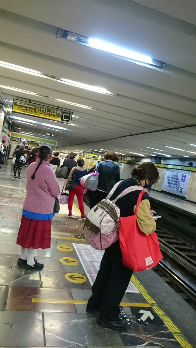 caban84's tweet photo. @MetroCDMX de que sirve que cierren estaciones si así se acumula la gente en balderas https://t.co/myzpzbQ7qU