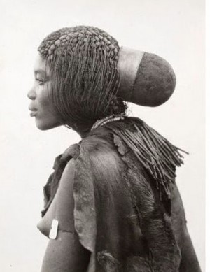                 - mbalantu -Près du sud de l'Angola, il y a les tribus Mbalantu de Namibie . Les femmes mbalantu sont connues pour leurs coiffes. À l'âge de douze ans,les jeunes filles des tribus Mbalantu commencent à préparer leurs cheveux pour la coiffure