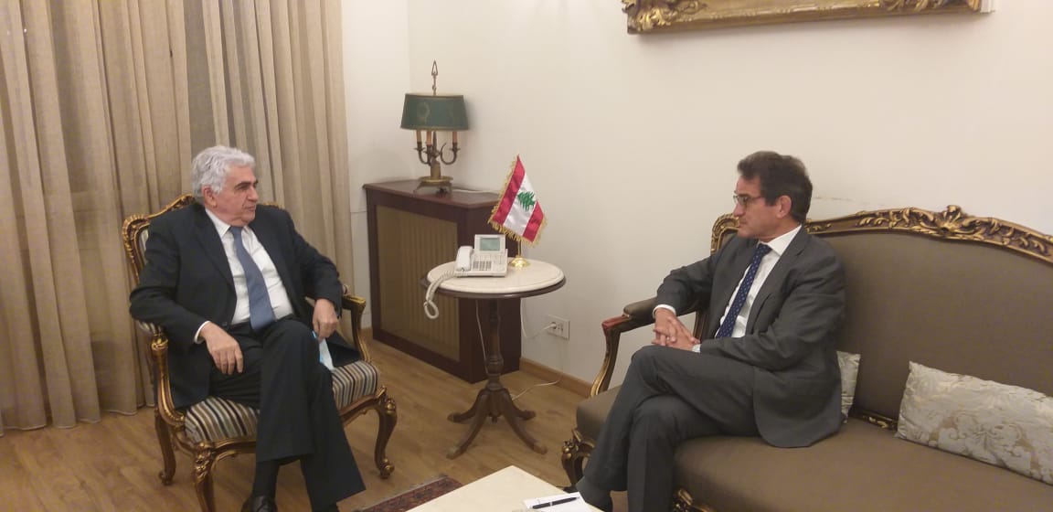 HittiNassif's tweet photo. ١-استدعى وزير الخارجية والمغتربين ناصيف حتي سفير ألمانيا الاتحادية جورج بيرغلن واستوضحه حول القرار الذي اتخذه البرلمان الألماني بشأن حزب الله. 
وأفاد السفير أن القرار متخذ منذ فترة وقد دخل حيز التنفيذ مؤخرا، وقد وضع بعض المسؤولين بمحتواه https://t.co/vEdYCKYTxa