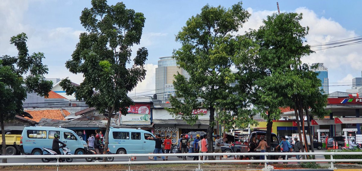oBoB_o's tweet photo. @TMCPoldaMetro @RadioElshinta kecelakaan mobil nabrak pohon di depan pom bensin jl cideng timur https://t.co/DOpXqu5uao