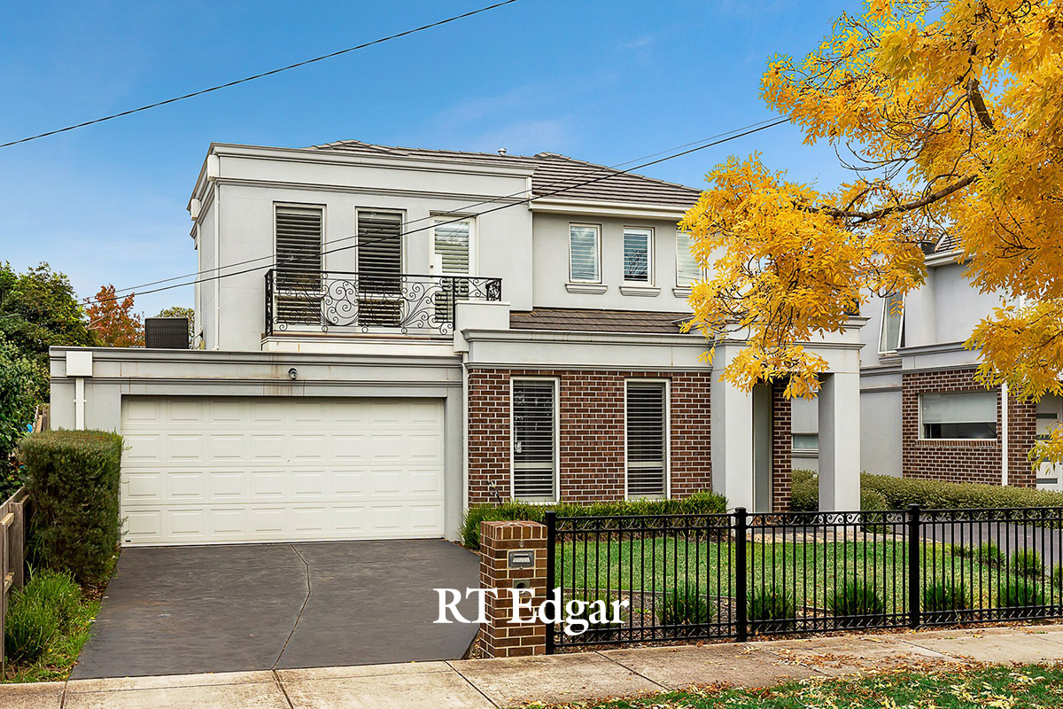 BrandCproperty's tweet photo. Looking for a #quality #familyhome for #rent in the #Monash area? This modern 4-bedroom home in #BurwoodEast is sure to impress. For details:
https://t.co/mmshc86DzN
#Melbourne #realestate #propertyforrent https://t.co/4ancz3wSxW